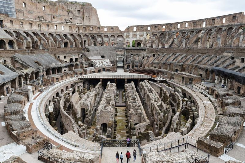 På detta arkivfoto 26 april 2021 anländer några besökare för sin rundtur i det antika Colosseum i Rom.