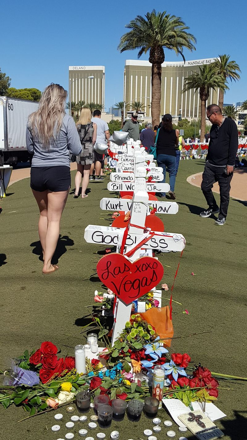 Oseminpetdeset križev, po en za vsako od smrtnih žrtev množičnega streljanja 1. oktobra v Las Vegasu, stoji blizu znaka Dobrodošli v Las Vegas in v senci zaliva Mandalay na Las Vegaškem bulvarju. | Miriam DiNunzio/Sun-Times