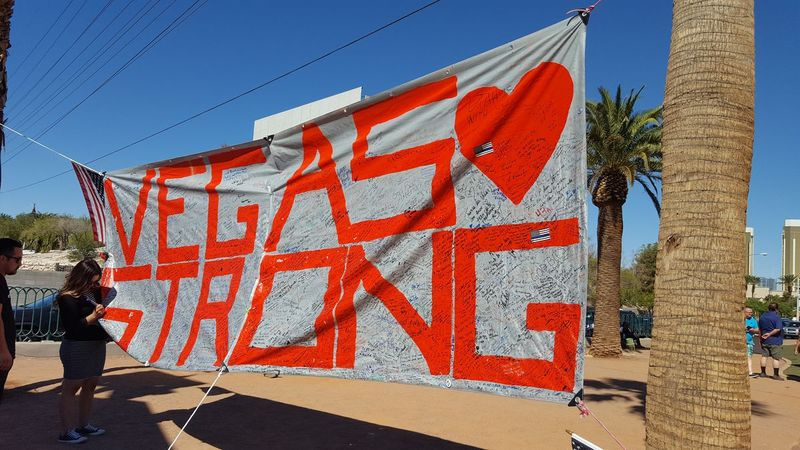 Na stotine sporočil molitev in podpore polni pasico Vegas Strong na spletnem mestu z znakom Welcome to Las Vegas. Mesto je postalo spomenik žrtvam množičnega streljanja 1. oktobra. | Miriam Di Nunzio/Sun-Times
