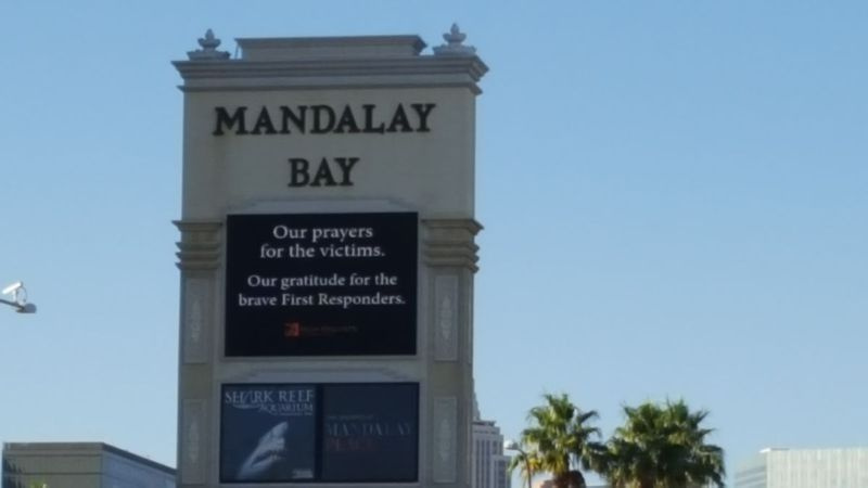 Šotor letovišča Mandalay Bay – sporočilo, ki se ponavlja na skoraj vsakem letoviškem šotoru – izraža razpoloženje mesta Las Vegas po množičnem streljanju 1. oktobra. | Miriam Di Nunzio/Sun-Times