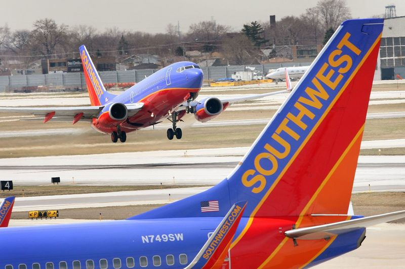Ein Jet der Southwest Airlines hebt am Flughafen Midway ab.