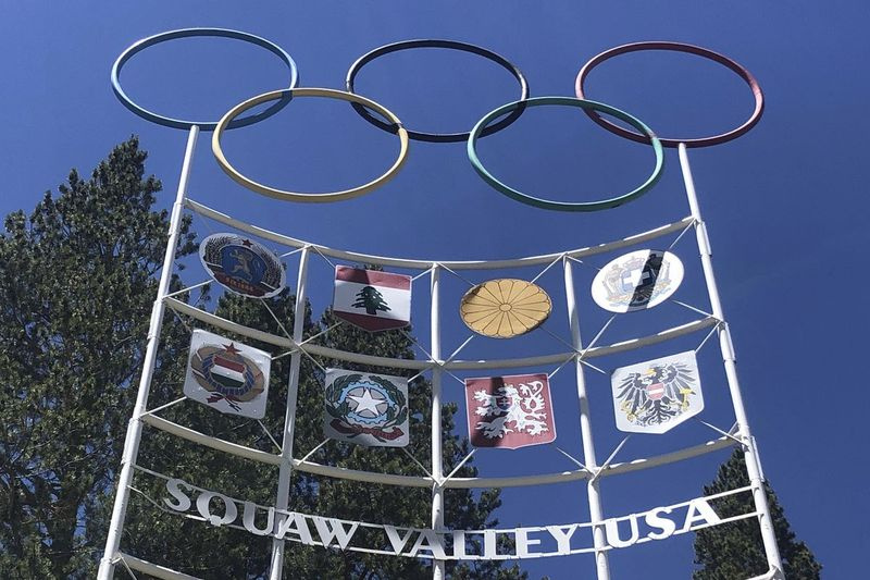 Die Olympischen Ringe stehen auf einem Schild am Eingang zum Skigebiet Squaw Valley in Olympic Valley, Kalifornien. Das Gelände war Schauplatz der Olympischen Winterspiele 1960.