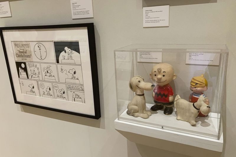 Jaunā izstādē par suņiem karikatūrās un komiksos Ohaio štata universitātes Billija Īrijas karikatūru bibliotēkā un muzejā ir iekļautas Čārlija Brauna un Snūpija un Denisa Menasa un Rafa vinila rotaļlietas no izstādes kuratora Braiena Vokera privātās kolekcijas.