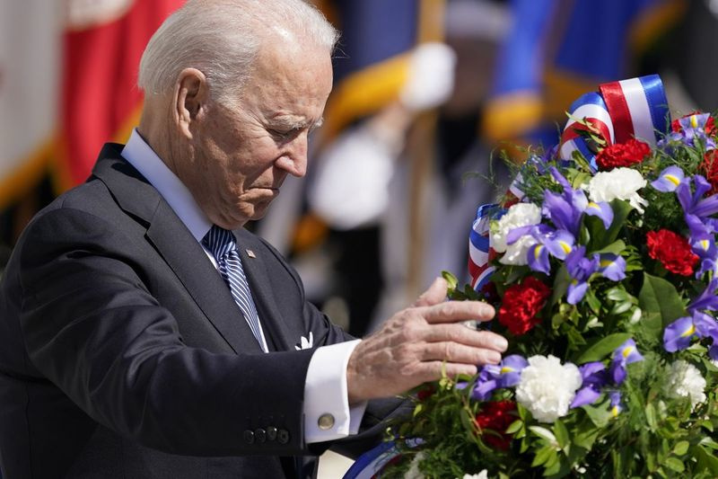 Le président Joe Biden dépose une couronne sur la tombe du soldat inconnu au cimetière national d