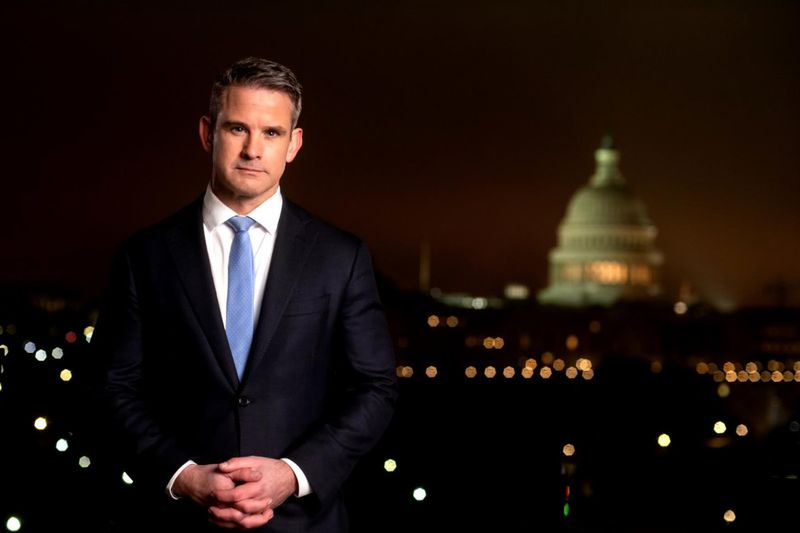 Ο εκπρόσωπος Adam Kinzinger σε ένα στιγμιότυπο από ένα βίντεο 6 λεπτών στο οποίο ξεκινά ένα κίνημα για την ανάκτηση του GOP από τα περιθωριακά στοιχεία.