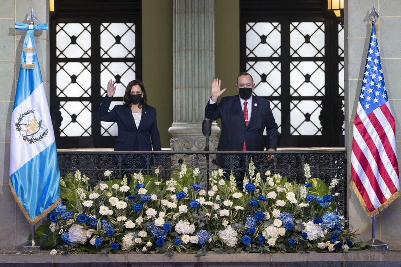 A vice-presidente Kamala Harris e o presidente guatemalteco Alejandro Giammattei, posam para uma fotografia oficial, segunda-feira, 7 de junho de 2021, no Palácio Nacional na Cidade da Guatemala.