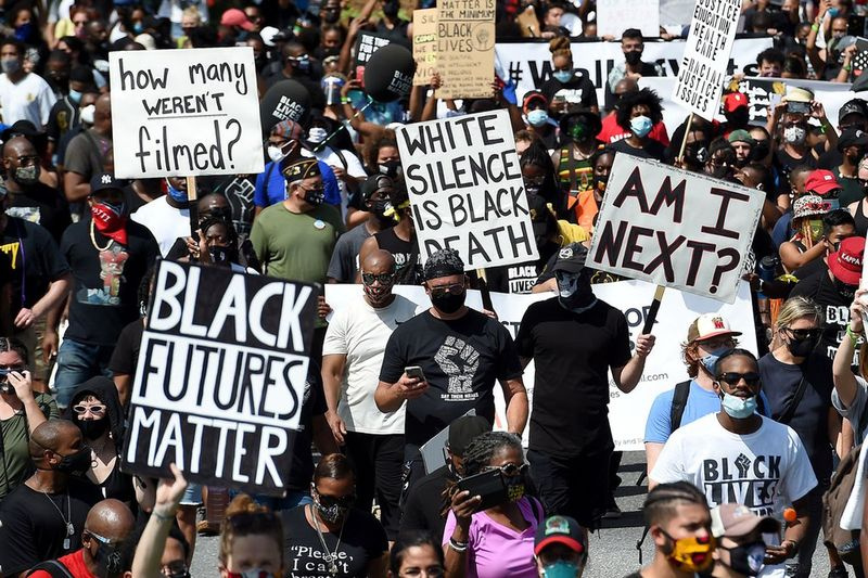 Oamenii se adună în timpul marșului de la Washington la Lincoln Memorial, pe 28 august 2020, la Washington, DC. Astăzi se împlinesc 57 de ani de la discursul I Have A Dream al reverendului Martin Luther King Jr., în aceeași locație.