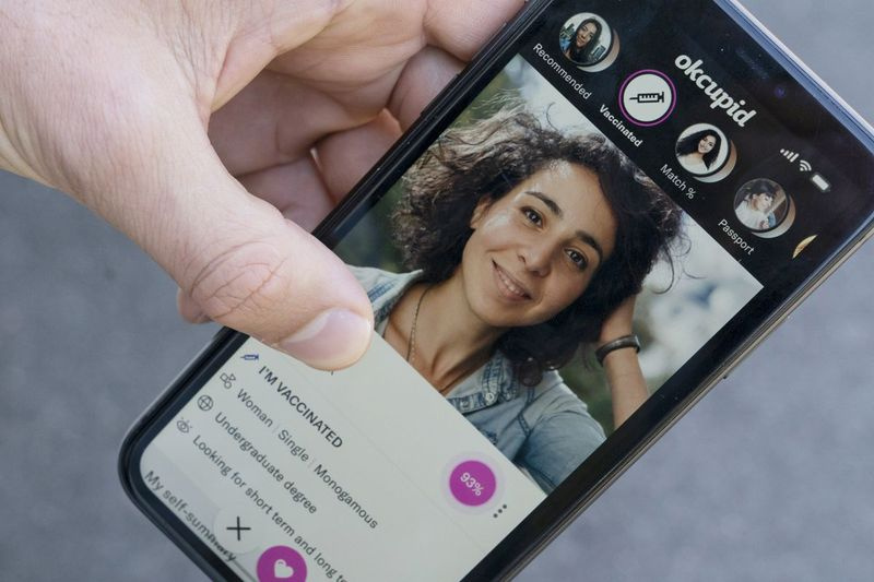 Rakenduses OkCupid on näidisleht foto jaoks, millel on märge Olen vaktsineeritud reedel, 21. mail 2021 Washingtonis.