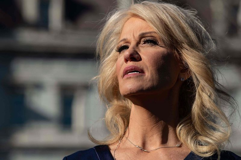 Kellyanne Conway, rådgivare till president Donald Trump, talar till pressen i Vita huset i Washington, DC, tidigare i år.