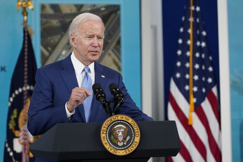 En esta foto de archivo del 8 de octubre de 2021, el presidente Joe Biden habla sobre el informe de empleos de septiembre del Auditorio de South Court en el campus de la Casa Blanca en Washington. Biden está programado para sostener sus primeras conversaciones bilaterales como presidente con un líder africano el jueves, recibiendo al presidente de Kenia, Uhuru Kenyatta, mientras la guerra y una crisis humanitaria sacuden a la vecina Etiopía, según la Casa Blanca.