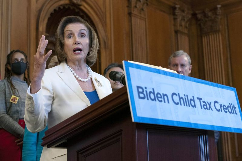 På det här fotot från 20 juli 2021 talar talmannen i huset Nancy Pelosi, D-Calif., under en presskonferens på Capitol Hill i Washington.