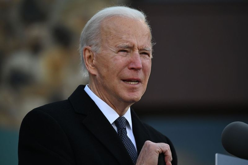 Zvolený americký prezident Joe Biden hovorí v Národnom gardovom/rezervnom stredisku majora Josepha R. Beau Bidena III na letisku New Castle 19. januára 2021 v New Castle v štáte Delaware pred odletom do Washingtonu, DC.