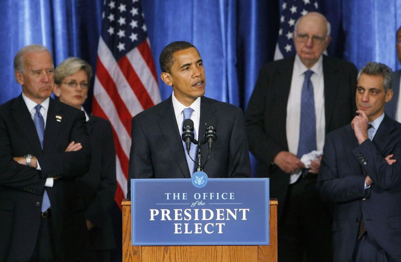 O presidente eleito, Barack Obama, faz uma declaração de abertura sobre a economia durante uma entrevista coletiva em Chicago, sexta-feira, 7 de novembro de 2008. Atrás de Obama estão o vice-presidente eleito (LR) Biden, a governadora de Michigan Jennifer Granholm, o ex-presidente do FED, Paul Volcker e o recém-nomeado Chefe de Gabinete Rahm Emanuel.