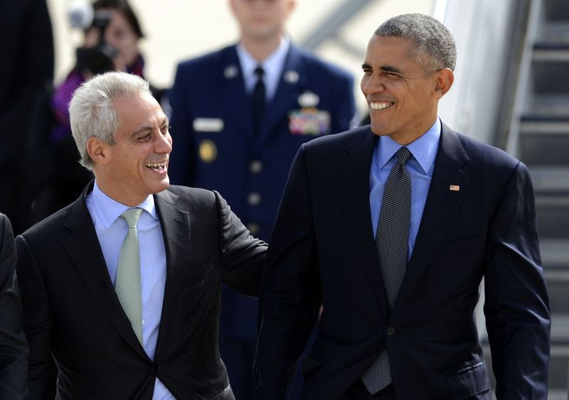 O então presidente Barack Obama (à direita) conversa com o prefeito de Chicago, Rahm Emanuel, após deixar o Força Aérea Um no Aeroporto Internacional O
