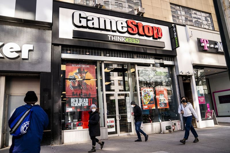 I pedoni passano davanti a un negozio GameStop sulla 14th Street a Union Square, giovedì 28 gennaio 2021, nel quartiere di Manhattan a New York.