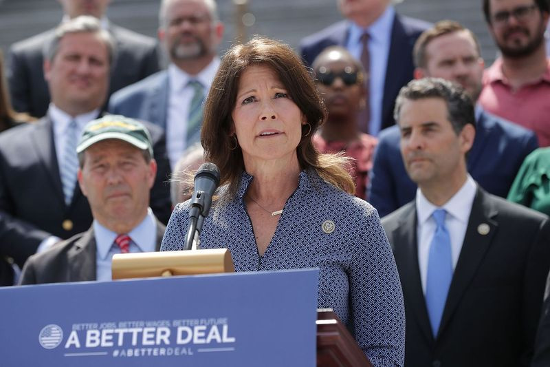 Reprezentant USA Cheri Bustos, który kiedyś kierował operacją polityczną Domu Demokratycznego, mówi, że 10 lat wystarczy w Kongresie. Stanowi to potencjalną komplikację dla Demokratów z Illinois w 2022 roku.