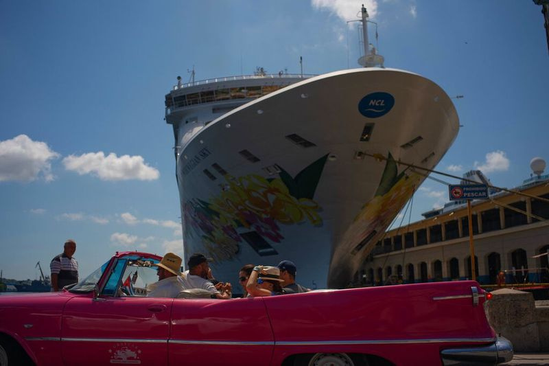 Turister som nettopp har gått av et cruiseskip, reiser rundt i byen ombord på en vintage amerikansk cabriolet, i Havana, Cuba, tirsdag 4. juni 2019. Trump-administrasjonen har innført store nye reiserestriksjoner på besøk til Cuba av amerikanske borgere, forbud