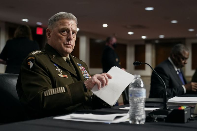 統合参謀本部議長のマーク・ミリー将軍は、2021年9月28日火曜日、キャピトルヒルでのアフガニスタンでの軍事作戦の終了と将来の対テロ作戦の計画について上院軍事委員会で講演した後、彼のアイテムを集めます。ワシントン。