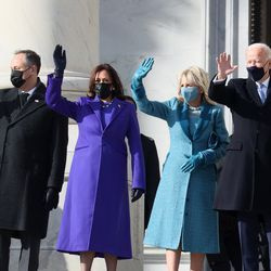 (De izquierda a derecha) Doug Emhoff, la vicepresidenta electa de EE. UU. Kamala Harris, Jill Biden y el presidente electo Joe Biden saludan a su llegada al frente este del Capitolio de EE. UU. Para la inauguración el 20 de enero de 2021 en Washington, DC. Durante la ceremonia de inauguración de hoy, Joe Biden se convierte en el 46º presidente de los Estados Unidos.