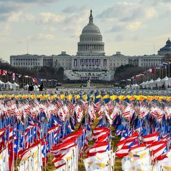 Las banderas se alinean en el National Mall frente al Capitolio de los EE. UU. Antes del inicio de la toma de posesión del presidente electo de EE. UU. Joe Biden y la vicepresidenta electa Kamala Harris el 20 de enero de 2021 en Washington, DC.