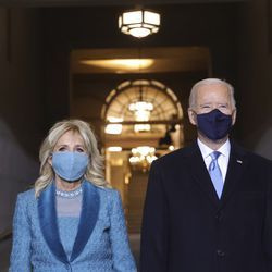 El presidente electo Joe Biden y su esposa Jill, salen para la 59a inauguración presidencial en el Capitolio de los Estados Unidos en Washington, el miércoles 20 de enero de 2021 (AP Photo / Patrick Semansky, Pool).