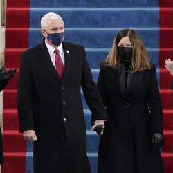 El vicepresidente Mike Pence y su esposa Karen, llegan para la 59a inauguración presidencial en el Capitolio de los Estados Unidos para el presidente electo Joe Biden en Washington, el miércoles 20 de enero de 2021.