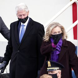 El ex presidente de los Estados Unidos, Bill Clinton, llega con la exsecretaria de Estado Hillary Clinton a la toma de posesión del presidente electo de los Estados Unidos, Joe Biden, en el frente occidental del Capitolio de los Estados Unidos el 20 de enero de 2021 en Washington, DC. Durante la ceremonia de inauguración de hoy, Joe Biden se convierte en el 46º presidente de los Estados Unidos.