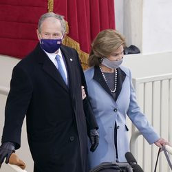 El ex presidente de los Estados Unidos, George W. Bush y Laura Bush, llegan a la toma de posesión del presidente electo de los Estados Unidos, Joe Biden, en el frente occidental del Capitolio de los Estados Unidos el 20 de enero de 2021 en Washington, DC. Durante la ceremonia de inauguración de hoy, Joe Biden se convierte en el 46º presidente de los Estados Unidos. (Foto de Drew Angerer / Getty Images)