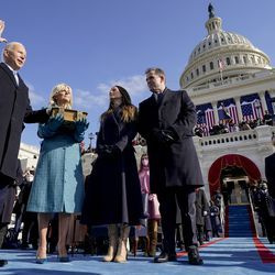 Joe Biden es juramentado como el 46 ° presidente de los Estados Unidos por el presidente del Tribunal Supremo John Roberts mientras Jill Biden sostiene la Biblia durante la 59.a inauguración presidencial en el Capitolio de los Estados Unidos en Washington, el miércoles 20 de enero de 2021, como sus hijos Ashley y Hunter. mirar.