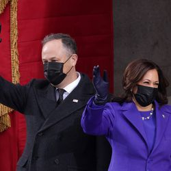 La vicepresidenta electa de los Estados Unidos, Kamala Harris, y su esposo Doug Emhoff llegan a la toma de posesión del presidente electo de los Estados Unidos, Joe Biden, en el frente occidental del Capitolio de los Estados Unidos el 20 de enero de 2021 en Washington, DC. Durante la ceremonia de inauguración de hoy, Joe Biden se convierte en el 46º presidente de los Estados Unidos.