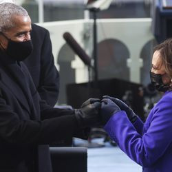 El expresidente Barack Obama saluda a la vicepresidenta electa Kamala Harris antes de la toma de posesión del presidente electo Joe Biden, el miércoles 20 de enero de 2021, en el Capitolio de Estados Unidos en Washington.