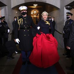 Lady Gaga llega para cantar el Himno Nacional en la toma de posesión del presidente electo de los Estados Unidos, Joe Biden, en el frente oeste del Capitolio de los Estados Unidos el 20 de enero de 2021 en Washington, DC. Durante la ceremonia de inauguración de hoy, Joe Biden se convierte en el 46º presidente de los Estados Unidos.