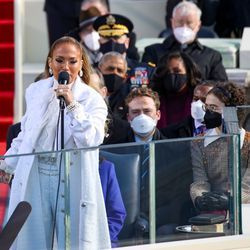 Jennifer Lopez canta durante la toma de posesión del presidente electo de los Estados Unidos, Joe Biden, en el frente occidental del Capitolio de los Estados Unidos el 20 de enero de 2021 en Washington, DC. Durante la ceremonia de inauguración de hoy, Joe Biden se convierte en el 46º presidente de los Estados Unidos.