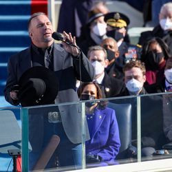 Garth Brooks actúa en la toma de posesión del presidente de los Estados Unidos, Joe Biden, en el frente occidental del Capitolio de los Estados Unidos el 20 de enero de 2021 en Washington, DC. Durante la ceremonia de inauguración de hoy, Joe Biden se convierte en el 46º presidente de los Estados Unidos.