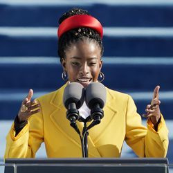 La poeta estadounidense Amanda Gorman lee un poema durante la 59a inauguración presidencial en el Capitolio de los Estados Unidos en Washington, el miércoles 20 de enero de 2021.
