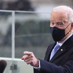 El presidente electo Joe Biden hace un gesto cuando llega a su toma de posesión, el miércoles 20 de enero de 2021, en el Capitolio de los Estados Unidos en Washington.