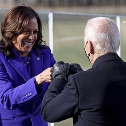 La vicepresidenta Kamala Harris choca los puños con el presidente electo Joe Biden después de que prestó juramento durante la toma de posesión, el miércoles 20 de enero de 2021, en el Capitolio de los Estados Unidos en Washington.