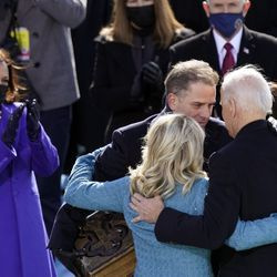 El presidente Joe Biden es felicitado por la primera dama Jill Biden, su hijo Hunter Biden y su hija Ashley Biden después de juramentar durante la 59a inauguración presidencial en el Capitolio de los Estados Unidos en Washington, el miércoles 20 de enero de 2021. La vicepresidenta Kamala Harris aplaude en izquierda.