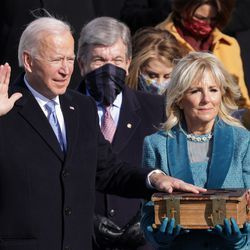 Joe Biden prestará juramento como presidente de los Estados Unidos durante su toma de posesión en el frente oeste del Capitolio de los Estados Unidos el 20 de enero de 2021 en Washington, DC. Durante la ceremonia de inauguración de hoy, Joe Biden se convierte en el 46º presidente de los Estados Unidos.