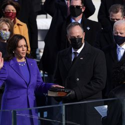 Kamala Harris presta juramento como vicepresidenta de los Estados Unidos mientras su esposo Doug Emhoff observa durante la toma de posesión del presidente electo de los Estados Unidos, Joe Biden, en el frente oeste del Capitolio de los Estados Unidos el 20 de enero de 2021 en Washington, DC. Durante la ceremonia de inauguración de hoy, Joe Biden se convierte en el 46º presidente de los Estados Unidos.