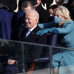 La Dra. Jill Biden reacciona después de que su esposo, el presidente Joe Biden, prestó juramento durante su toma de posesión en el frente oeste del Capitolio de los Estados Unidos el 20 de enero de 2021 en Washington, DC. Durante la ceremonia de inauguración de hoy, Joe Biden se convierte en el 46º presidente de los Estados Unidos.