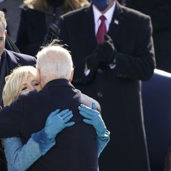 El presidente Joe Biden es felicitado por la primera dama Jill Biden, su hijo Hunter Biden y su hija Ashley Biden después de juramentar durante la 59a inauguración presidencial en el Capitolio de los Estados Unidos en Washington, el miércoles 20 de enero de 2021.