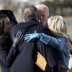 El presidente Joe Biden abraza a su esposa Jill Biden y a sus hijos Hunter y Ashley Biden después de que juramentó como el 46 ° presidente de los Estados Unidos el miércoles 20 de enero de 2021 en el Capitolio de los Estados Unidos en Washington.