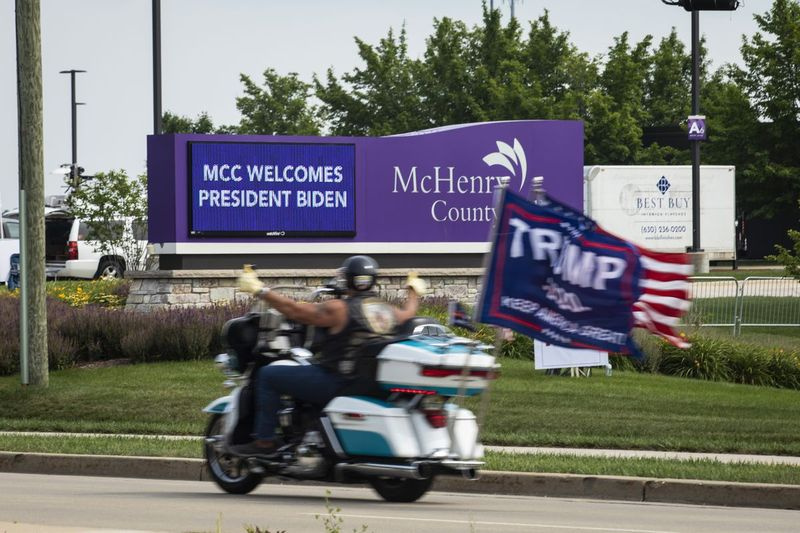 Присталице бившег председника Доналда Трампа окупиле су се у среду испред колеџа округа МцХенри у Кристал Лејку.
