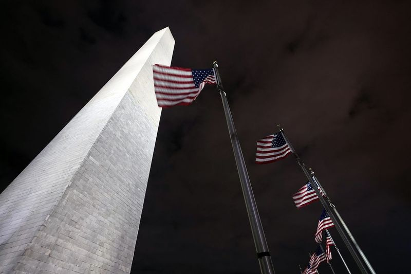 Ameerika lipud lehvivad Washingtoni monumendi ümber reedel, 18. detsembril 2020 Washingtonis.