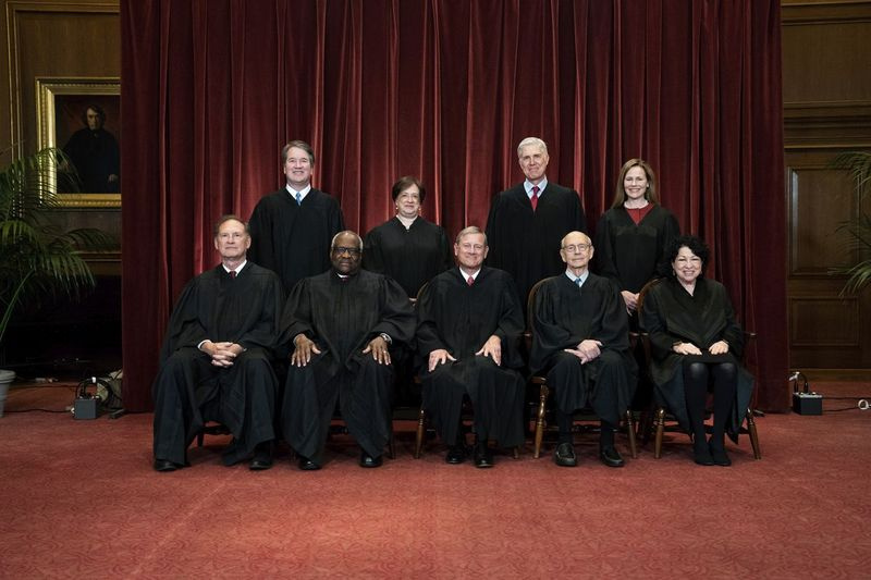 Medlemmer af Højesteret på et gruppebillede i april. Siddende fra venstre er dommer Samuel Alito, dommer Clarence Thomas, overdommer John Roberts, dommer Stephen Breyer og dommer Sonia Sotomayor, stående fra venstre er dommer Brett Kavanaugh, dommer Elena Kagan, dommer Neil Gorsuch og dommer Amy Coney Barrett.