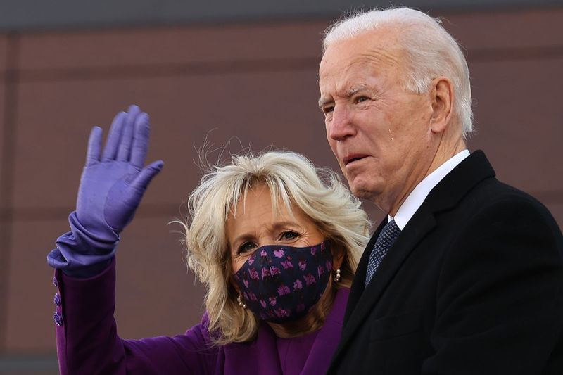 涙を浮かべて、大統領エレクトのジョー・バイデン（R）とジル・バイデン博士は、2021年1月19日、デラウェア州ニューキャッスルのジョセフR.ボーバイデンIII州兵/予備センターでの送別式に参加します。