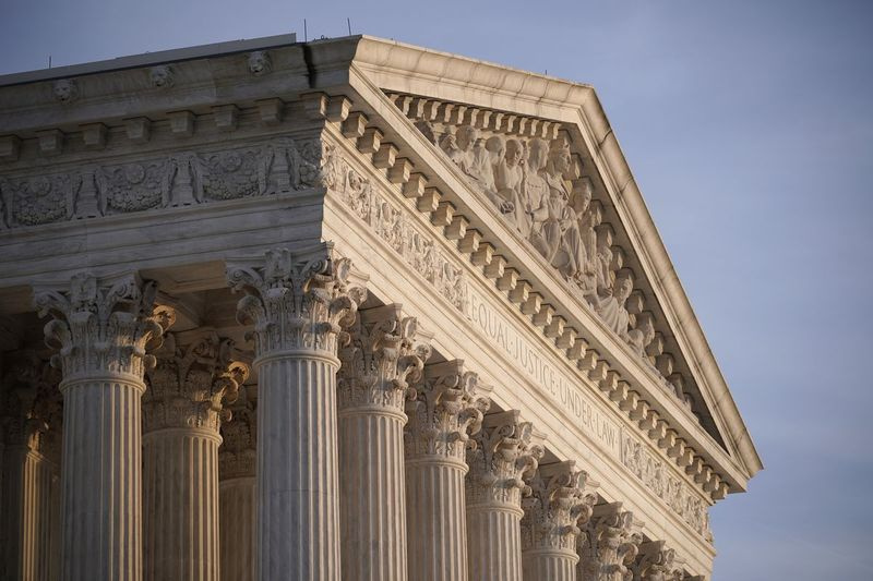 En esta foto de archivo del 5 de noviembre de 2020, se ve a la Corte Suprema en Washington. Con el aborto y las armas ya en la agenda, la Corte Suprema, dominada por los conservadores, está considerando agregar un tercer tema de gran éxito: si se debe prohibir la consideración de la raza en las admisiones universitarias.