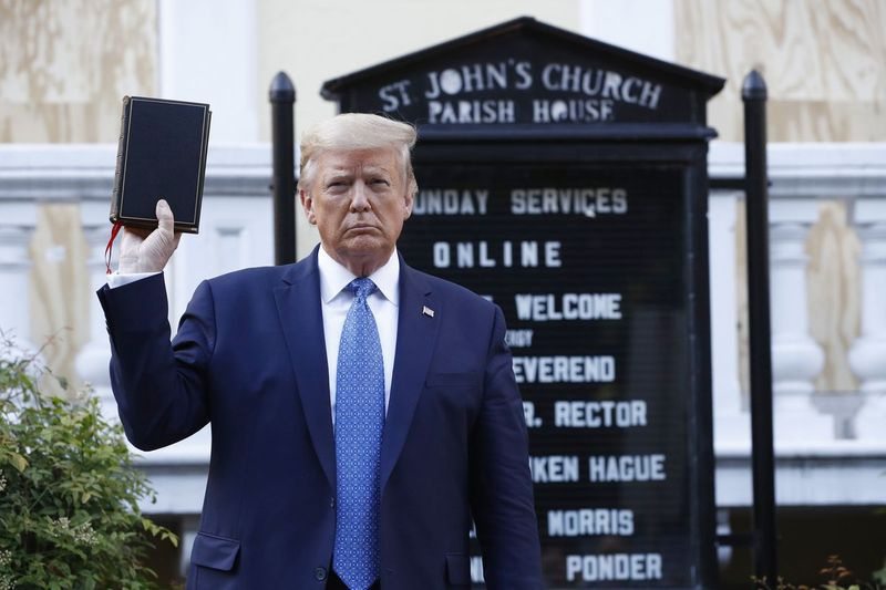 この2020年6月1日、ファイル写真のドナルドトランプ大統領は、ワシントンのホワイトハウスからラファイエット公園の向こう側にあるセントジョンズ教会の外を訪れているときに聖書を持っています。