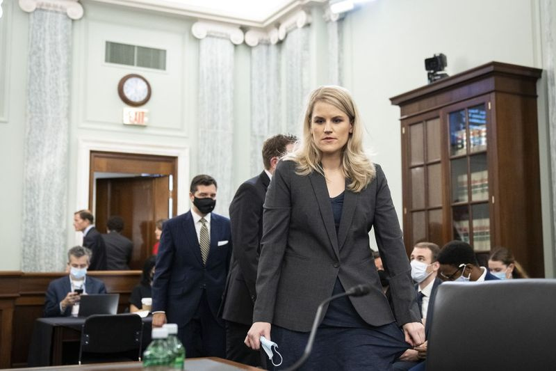 Nekdanja uslužbenka Facebooka in žvižgač Frances Haugen prihaja pričat pred zaslišanjem senatnega odbora za trgovino, znanost in promet na Capitol Hillu v torek, 5. oktobra 2021, v Washingtonu.